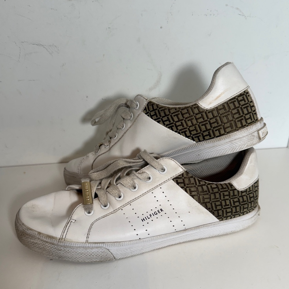 Tommy Hilfiger White  Sneakers size 9.5 w/ iconic vintage fabric